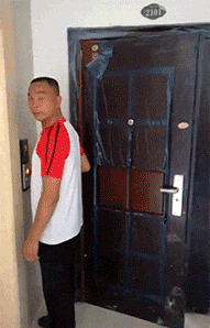 子真|搞笑GIF趣图:妹子,你养的狗子真可爱,能背着篓子逛超市