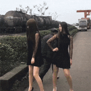 大爷|搞笑GIF:姑娘们,你们就别秀了!大爷什么场面没见过?