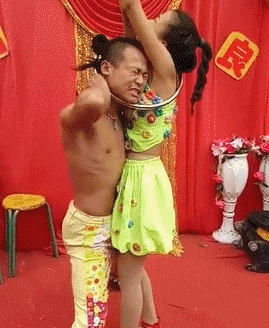 大洞|GIF趣图: 裤子左面破了个大洞，赶紧从右面剪一块下来补补