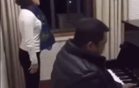 老大爷|搞笑GIF趣图：老大爷，虽然大妈唱的确实不太好，但是...