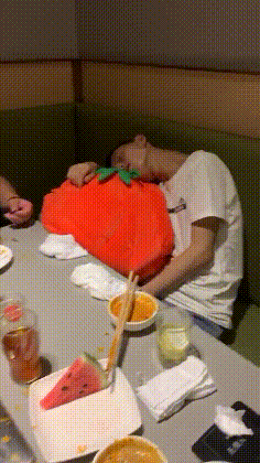 妹子|搞笑GIF：男人的快乐真的很简单