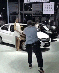 大爷|搞笑GIF: 反正女朋友头发那么多, 也不在乎少那么一撮了!