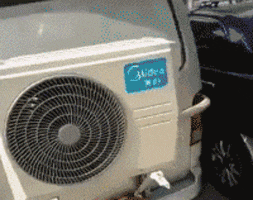 感觉|搞笑GIF：一个精致的司机，但是给人的感觉有点娘啊