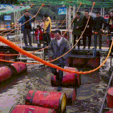 特殊|搞笑GIF:这个男人用一个特殊的方式。。。