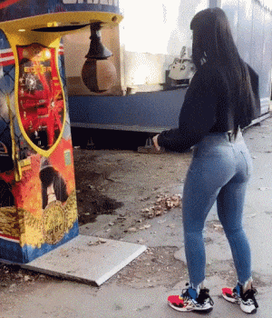 会歌|搞笑GIF：大哥，咱就是唱会歌，你不用这么认真吧！