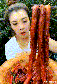 姑娘|内涵GIF:原来西瓜是真长在树上的啊