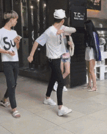 妹子|搞笑GIF：妹子，你到底是遭遇了什么才会让你的牛仔裤变成这样啊。