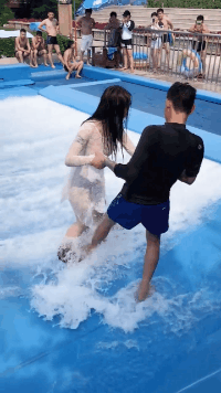 鞭炮|搞笑GIF:第一次放鞭炮,耳机一定要捂紧了!