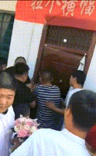 妹子|搞笑GIF：妹子你没事吧