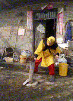 妹子|搞笑GIF：下雨了，下雨了，好大哦