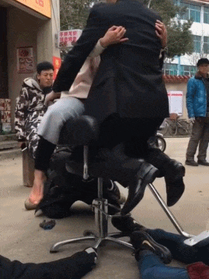 会歌|搞笑GIF：大哥，咱就是唱会歌，你不用这么认真吧！