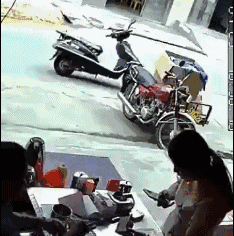 妹子|搞笑GIF:你的嘴也太大了!真的吃下去!惊呆了!