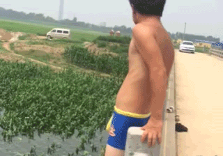 小娘|小娘们一言不合就趴墙头,隔壁大叔乐坏了,细心的王大妈找到亮点