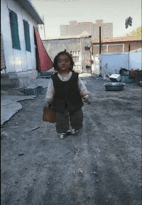 连贯|搞笑GIF:孩子你家是开煤矿的吧?