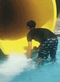 怪怪|爆笑GIF: 这场景总觉得哪里怪怪的