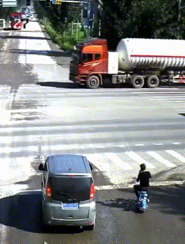 登峰造极|搞笑GIF：大叔这内功登峰造极呀，雨都进不了身