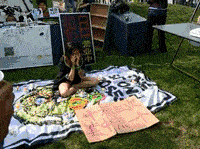 妹子|搞笑GIF动图：十元一次，套中妹子就带走，为什么一直套不住呢？