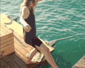 姑娘|搞笑GIF: 姑娘的这招是传说的中的无敌抽筋腿吧