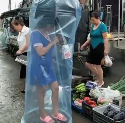 女子|女子戴着这个奇怪的东西上街买菜，网友的评论才是一股清流啊！
