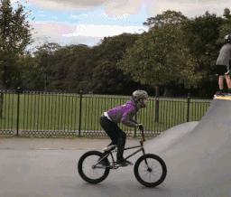 怎么办|搞笑GIF:不是在玩手机吗?我看挺认真的,怎么发现了!