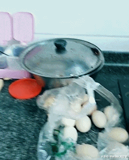 斧头|爆笑GIF: 这可能是最值钱的发型了吧！