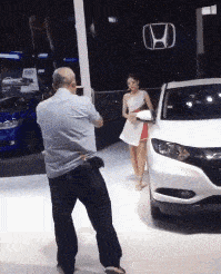 妹子|搞笑GIF动图：大爷，你悠着点，拍照就拍照别把妹子吓倒了！