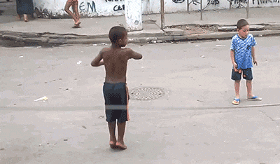 这是|搞笑GIF：这是一只不一般的公鸡，镇定自若