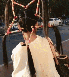 妹子|搞笑GIF趣图：台风确实好大哦，吹得摄影师拿不住机器