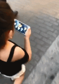 妹子|搞笑GIF趣图：大哥，你这有点太坏了，真是给妹子吓到了