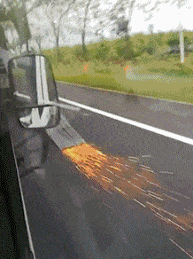 是在|搞笑gif趣图：感觉右边的人，不是在攀岩了，是在飞