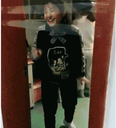 避暑山庄|搞笑GIF:女朋友非要做双眼皮,作为厨师的我亲自上了