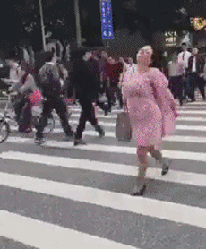 哥们|搞笑GIF：哥们，你家狗子很聪明，能看自行车