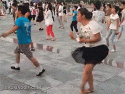 妹子|姑娘，你穿成这样出门，不怕衣服会掉下来