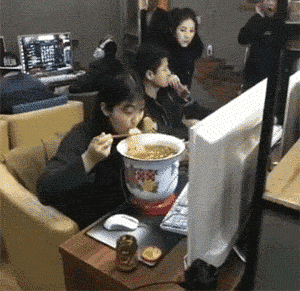 妹子|搞笑GIF：妹子：我以为在做梦，掉水里才知是现实！