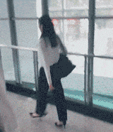 搞笑|搞笑GIF动图:美女走的好好的,就被一头猪看上了,男朋友还被踢走了?