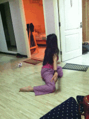 香蕉|爆笑GIF:兄弟别再敲门了,家里面没人