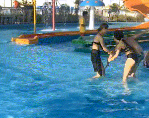 大师|搞笑GIF趣图:大哥，这么大的带鱼还是第一次见到，应该很好吃吧！