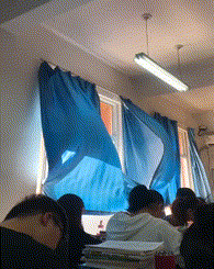 袋子|搞笑GIF:小姐姐,果然村里最潮的姑娘,这袋子不一般啊