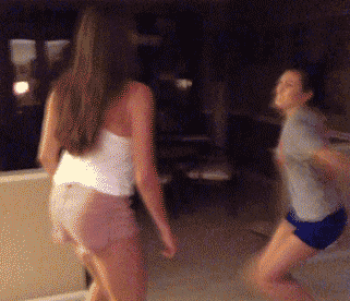 大姚|搞笑GIF:新能源迷惑汽车了解一下,左脚踩右脚可以上天系列