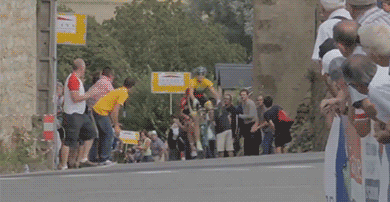 假发|爆笑GIF图：熊孩子，又拿妈妈的假发玩了