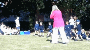 段子|搞笑gif：你要是害怕送，我有办法可以让他们自己来取