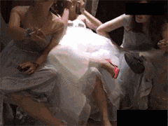 伴娘|搞笑GIF:妹子,别写了,队友要紧啊