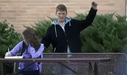 妹子|爆笑GIF趣图：妹子徒手劈砖头，难道她以前在少林寺练过铁砂掌？