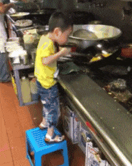 红包|搞笑GIF: 超市打烊后没卖出去的水果下班回家