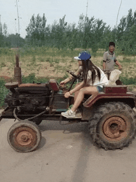 爱卿|搞笑GIF: 他曾经是这条街的王者，后来有人报警了