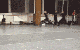 两个|搞笑GIF：你们两个真有意思，也不喝酒，这个玩一下午！