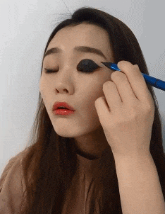 化妆|搞笑GIF趣图: 美女，你怎么这样化妆，是不是太浪费了啊！