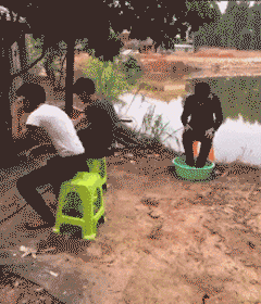 哭笑不得|搞笑GIF趣图：一坑连着坑，把自己坑的哭笑不得