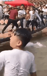 尴尬|搞笑GIF:这就尴尬了,一群男人看的很开心!!!