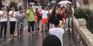 女神|爆笑GIF: 女神变女神经了，估计这姑娘太无聊了